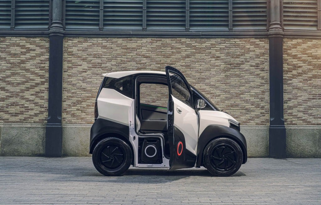 <div class='descrGalleryTitle'>SILENCE S04</div><div class='descrGalleryText'><p>Tra le novità più attese del 2022 c’è la <b>Silence S04</b>, la microcar elettrica che aggiunge una quattro ruote alla gamma degli e-scooter Silence.L’inedita microcar presenta un design funzionale e moderno, pensato per la mobilità in città e gli spostamenti quotidiani. Tecnologica e ultracompatta (solo 228x129x159cm), è disponibile in due versioni, in attesa di omologazione per il mercato italiano. La prima (L7e), più prestante, con una potenza motore di 14 kW (22 kW di potenza massima) e velocità fino a 90 km/h (limitata elettronicamente), è dotata di due batterie con capacità complessiva di 11,2 kWh e un'autonomia certificata di 149 km, secondo il ciclo WMTC.</p>
<p><b> In questa prima versione le batterie sono incorporate ciascuna sotto un sedile</b>, ma il quadriciClo elettrico ultracompatto può viaggiare anche con una sola batteria alla velocità controllata di 45 km/h. L’altra versione (L6e), del primo veicolo elettrico a quattro ruote di casa Silence, ha una potenza motore di 6 kW, raggiunge una velocità di 45 km/h e monta una sola batteria con capacità di 5,6 kWh. Come gli altri veicoli di gamma Silence, anche la S04 ha batterie rimovibili in stile trolley e ricaricabili con presa Schuko. Le batterie si ricaricano in circa sei ore.</p>
<p><b>La S04 la guidano tutti. Già da 14 anni con patente AM (versione L6e), da 16 anni con patente B1 o con patente B da 18 anni (versione L7e)</b>. Progettata per una mobilità moderna e a zero emissioni, la S04 è un veicolo sempre connesso tramite l'App “mySilence”. La App abilita lo smartphone a chiave elettronica per avviare e spegnere il veicolo, accedere all’abitacolo, aprire il bagagliaio, e attivare altre funzioni tra cui accensione aria condizionata e ventilazione, blocco portiere e attivazione dell’antifurto. Il sistema di connessione fornisce anche informazioni sulla localizzazione del parcheggio, l'autonomia, la carica della batteria disponibile e lo stato del veicolo, e controlla altri parametri, come la riduzione delle emissioni di CO2, l’ottimizzazione del percorso di viaggio e segnala con un alert spostamenti anomali. </p>
<p>Silence S04 è la nanocar full electric a due posti che massimizza lo spazio interno, rendendolo altamente funzionale grazie alla disposizione asimmetrica dei sedili, che conferisce alla vettura un senso di spaziosità e libertà di movimento. Ha anche un pratico bagagliaio fino a 310 litri di capacità, con spazio sufficiente per valigie di piccole dimensioni, borse della spesa e attrezzature sportive leggere. L’S04 unisce il comfort di una city car all’agilità sostenibile di un e-scooter a zero emissioni. L’ingombro esterno, dalle dimensioni ridottissime, consente una guida fluida e una facilità di parcheggio. Volante multifunzione, alzacristalli elettrici, chiusura centralizzata, Audio System &amp; Bluetooth, display digitale, porta smartphone verticale-orizzontale, riscaldamento e fari full LED rientrano nell’allestimento. Sono anche disponibili aria condizionata e ABS.Presentata nelle colorazioni bianco e argento, sarà distribuita in Italia da Exelentia Srl che ha in carico anche il processo di omologazione. La S04 sarà disponibile in pre-ordine a partire dalla fine del primo trimestre 2022. Poiché in attesa di omologazione, il prezzo per l’Italia non è ancora ben definito. In Spagna, la nanocar è promossa a un prezzo di <b>€ 7.500</b> senza batteria, grazie a un progetto pilota che include Battery Station e swap delle batterie a noleggio.</p>
</div>